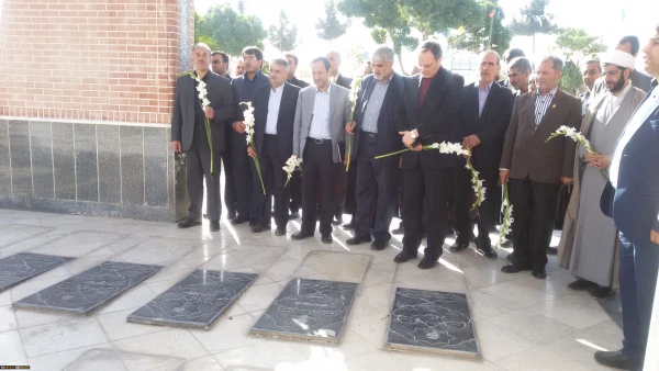 حضور جناب آقای دکتر مهرمحمدی سرپرست دانشگاه فرهنگیان در گلباران مزارشهداء در خراسان شمالی