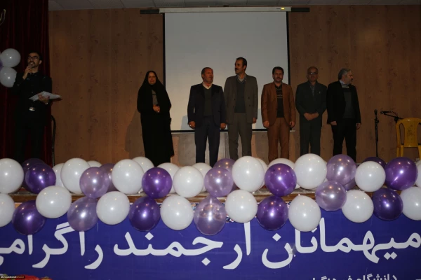 دکتر صفرزاده سرپرست دانشگاه فرهنگیان خراسان شمالی در مراسم 16 آذر در جمع دانشجویان گفت:
انسان ها دانا و خصوصا دانشجویان، دیده بانان فهیم جامعه هستند