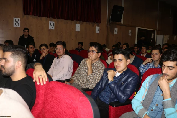 دکتر صفرزاده سرپرست دانشگاه فرهنگیان خراسان شمالی در مراسم 16 آذر در جمع دانشجویان گفت:
انسان ها دانا و خصوصا دانشجویان، دیده بانان فهیم جامعه هستند