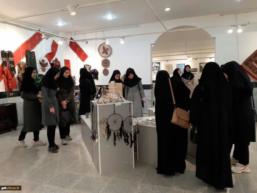 شرکت دانشجو معلمان در روز دوشنبه ساعت 10 الی 12 درنمایشگاه هنری