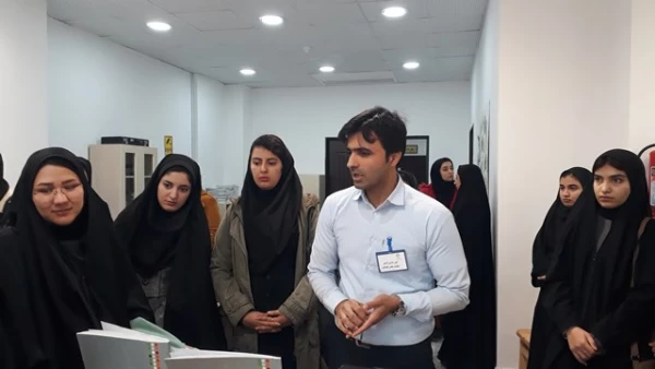 برگزاری نمایشگاه یک روزه کتاب و بازدید از کتابخانه مرکزی آیت الله مهماننواز به مناسبت هفته کتاب 