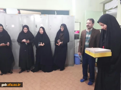 حضور مسئولین پردیس در سرای دانشجویی و اهداء گل به مناسبت روز دانشجو 