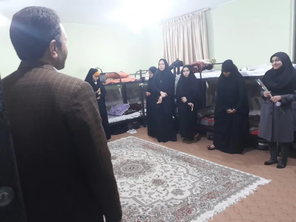 به مناسبت 16 آذر روز دانشجو ، حضور مسئولین پردیس در سرای دانشجویی و اهداء گل 